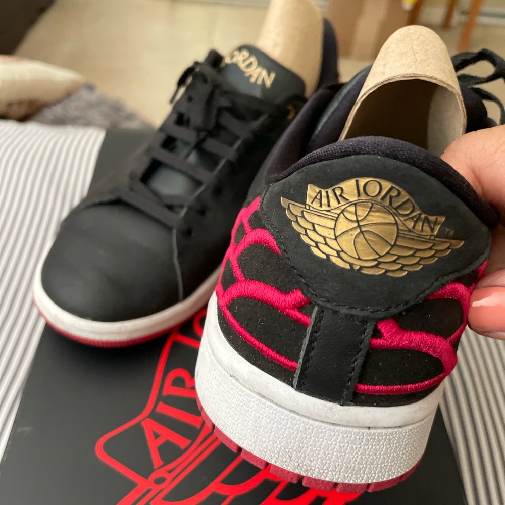 Air Jordan Unisex Centre Court Shoes 7.5 (Men) or 9 (women)!